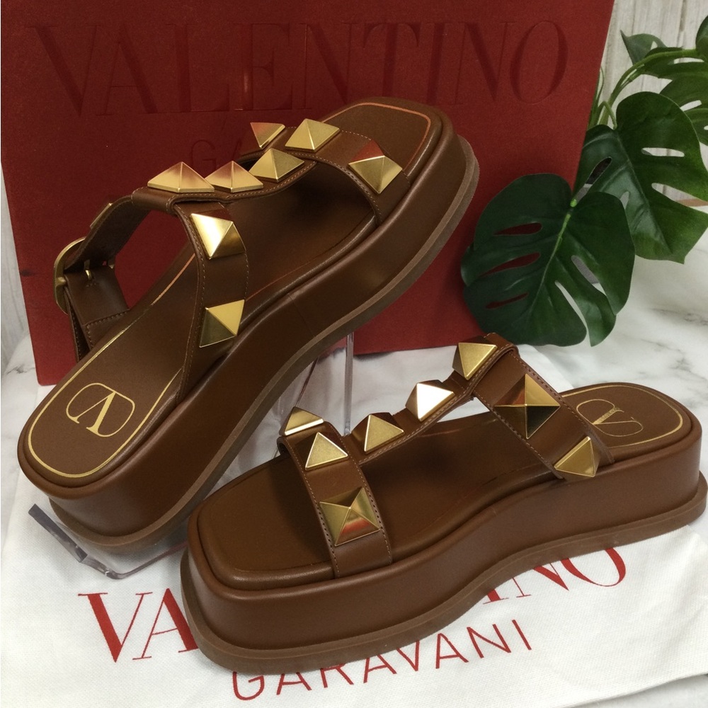 NWOT. Valentino Garavani Brown Rockstud Platform Sandals
